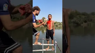 كواليس الافريقي وهو بيشرب دم                  دندنها