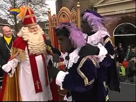 Video Archiefbeelden uit 2005 met de landelijke sinterklaasintocht en de wandeltocht in Sneek. Gepubliceerd door Loes Dijkstra in 2015.