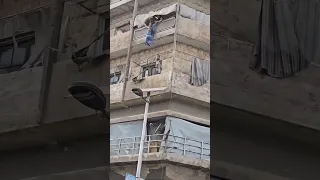 محاولة إنقاذ فتاة كادت أن تقع من على بلكونة الطابق الرابع في مدينة حلب  سوريا  حلب  دمشق دندنها