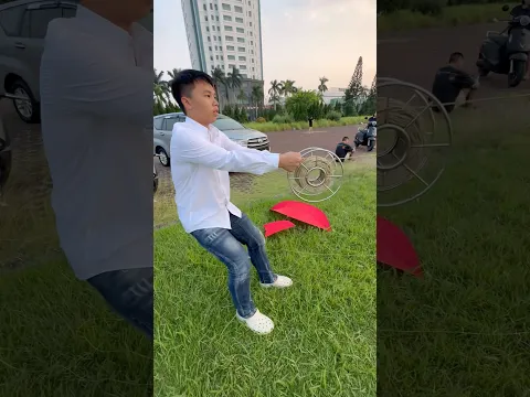 Thả diều bạn trẻ vừa đi học về đã ra tuôn dây diều kéo diều rất đã… #kite #layangan #patang #diềusáo