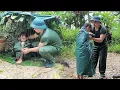 Download Lagu Unable to hold back tears: The soldier saved the orphaned child in the stream \