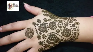 تعليم نقش الحناء للمبتدئات خطوة بخطوة وضع الحناء لليدين بالأبرة نقش صحراوي حناء مدبية 
