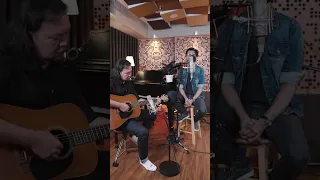 🤣 🎸เมื่อจาเจ็บนิ้ว 🎙ส่วนเพชรคอแห้ง  เพราะ #ส่วนประกอบ #izax เป็นเหตุสังเกตุได้ #pov #Battery_Music