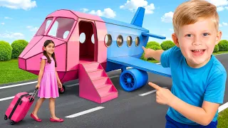 تحدي الطائرة الوردية ضد الطائرة الزرقاء! مغامرة طيران ممتعة للأطفال