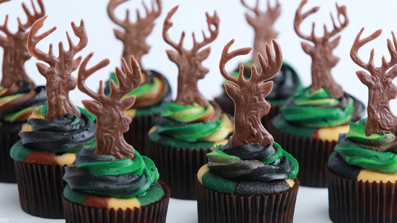 CAMOUFLAGE DEER HUNTER CUPCAKES - NERDY NUMMIES