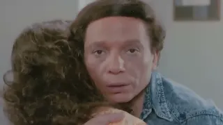 عادل امام فى اجرا مشهد رومانسي خرج عن السيطرة اصل ايدى جت ع البتاع وهى تعبانة 