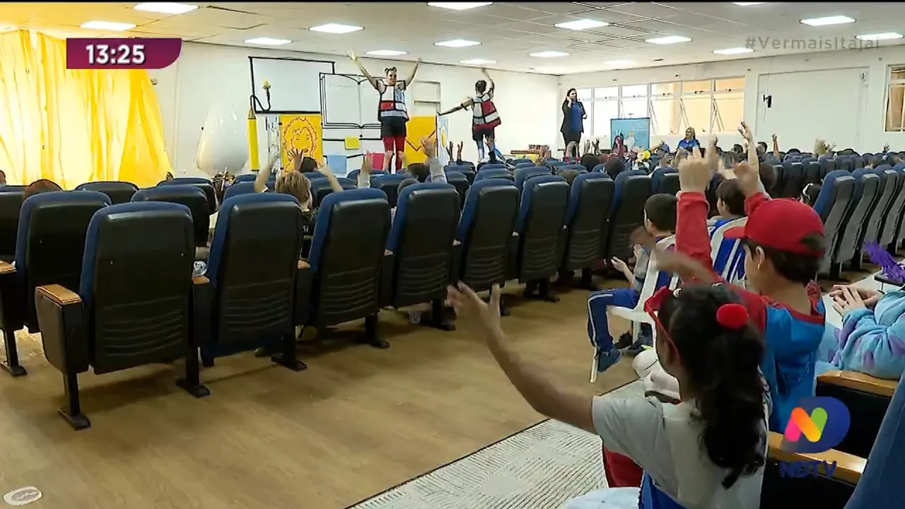 Espetáculo "O ovo, a galinha e a máquina de escrever" tem apresentações nas escolas da região