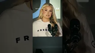 عناق يشعل الجدل فانس وإريكا كيرك في قلب الانتقادات 