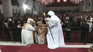 زفة استقبال قداسة البابا شنودة الثالث قداس عيد الميلاد المجيد 2012 خورس الاكليريكية بقيادة المعل 