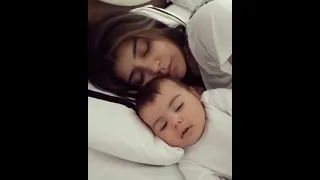طفله نايمه بحضن امها ششحلاتها 