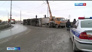 Серьёзное ДТП произошло у Ленинградского моста — опрокинулась большегрузная фура