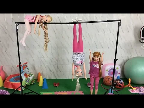 Download MP3 Rapunzel Elsa y Anna muñecas grandes y la primera clase de gimnasia en el colegio