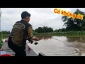 Download Lagu Tim đập chân run câu trúng con cá khủng lồ - Câu cá vùng biên giới Campuchia