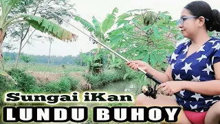 mancing di sungai kecil kampung pedesaan yang indah di temani udara pagi yang sejuk