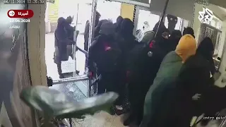 سرقة في وضح النهار كامير مراقبة ترصد اقتحام لصوص محل مجوهرات في فلوريدا ونهب محتوياته 