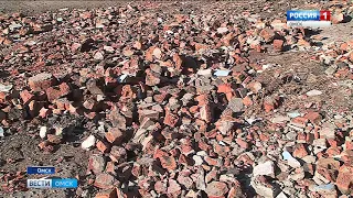На улице Сибаковской засыпали выбоины битым кирпичом