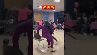 تحدي الجلوس على الكرسي مضحك جدا 