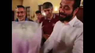 عزت يسلم على عدنان بعد انتهاء دوره في المسلسل 