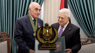 الرئيس عباس يقلد منيب المصري "النجمة الكبرى" من وسام القدس