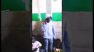 وإذا صرفت أبصارهم طفل أفريقي يقرأ القرآن على طريقة كبار القراء 