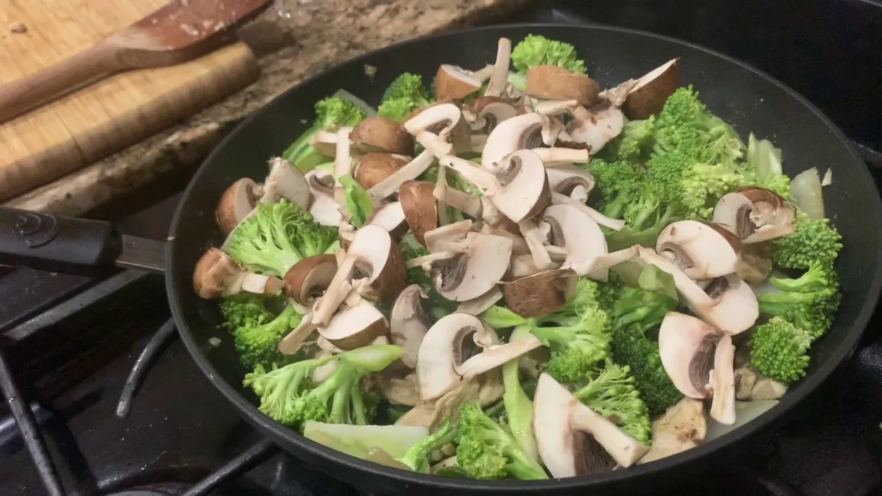 How to make Broccoli with chicken!!