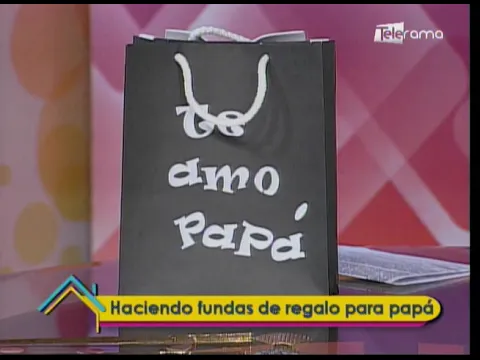 Haciendo fundas de regalo para papá