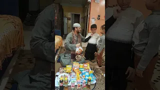 بيلم بواقي الاكل عشان ياكل 