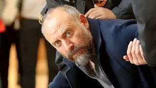 دكتور جامعى بيقرر يشتغل نصاب ويستحوذ على فلوس الاغنيه لكن نهايته بتكون صعبه الجزء الثانى 