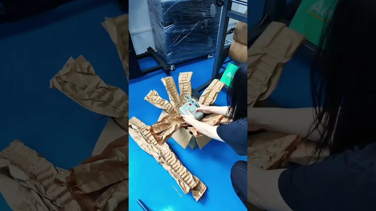 Antes de jogar fora esse papelão, veja isto. Alimente-o em um triturador de papelão. Separe