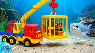 Пиранья распугала друзей акулёнка Шарки. Маша спасает рыбок — заманивает злодейку в клетку