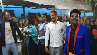 ዘማሪ ግርማ መንገታ ሃሌሉያ የእግዚአብሔር ክብር የሚታየው መዝሙር ሃሌሉያ ኢየሱስ እግዚአብሔር ልጅ ነው አሜን አሜን አሜን አሜን 