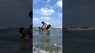 صاحبك الغبي لما يشوف البحر لأول مرة بحياته ههههههههههه 