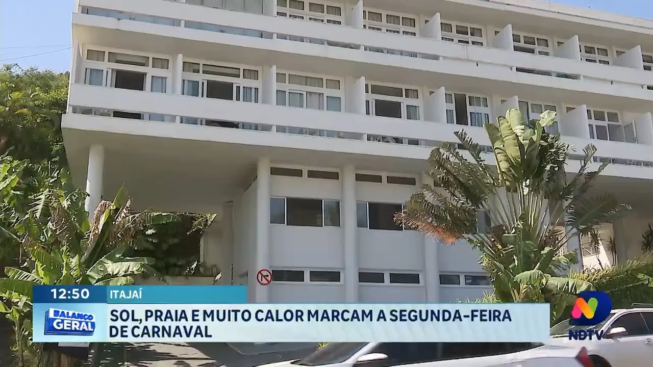 Sol, praia e muito calor marcaram a segunda-feira de carnaval em Itajaí