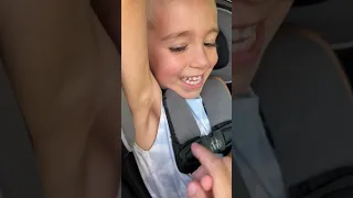 خیلی قلقلکیه و نمی تونه مقاومت کنه شورت زندگی کودکانه خنده 