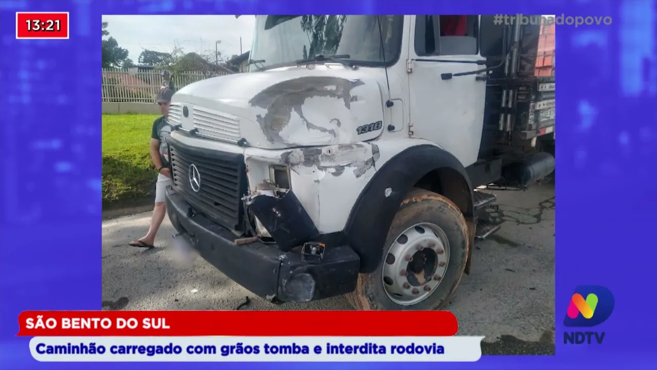 São Bento do Sul: caminhão carregado com grãos tomba e interdita rodovia