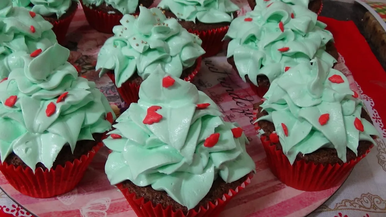 CUPCAKE DE NATAL RECEITAS POR DEBORA DIAS