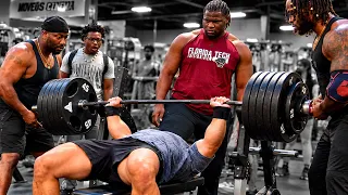 When The Whole Gym Watches You Lift 👀