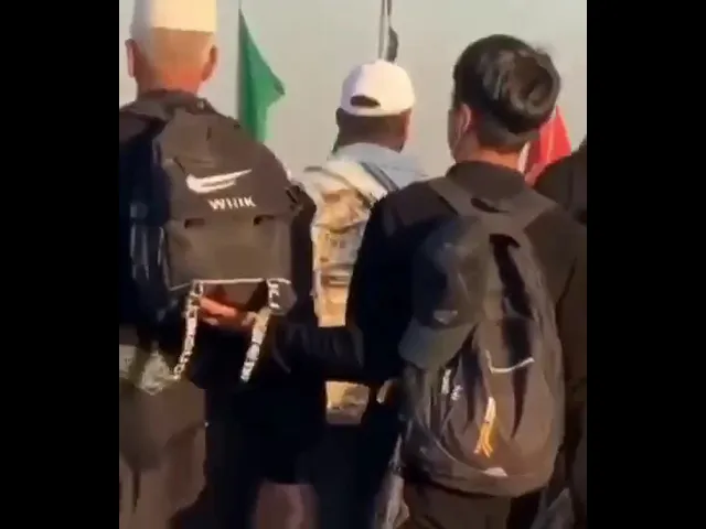 ⁣انظر إلى هذا الولد كيف يحاول رفع الجنطة عن ظهر والده انها تربية الحسين ع