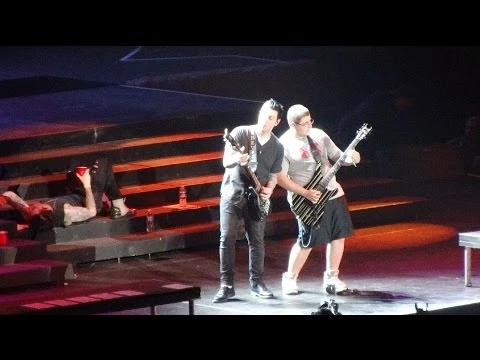 Download MP3 Avenged Sevenfold - Unholy Confessions (feat. Steve Blackman (Fan from crowd) (Live in Hershey)