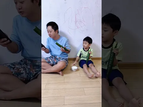 爸爸看的也太入迷了，儿子把碗端走了都不知道#爸爸带娃#家有萌宝 #funny