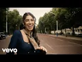 Lagu Izzy Escobar - Sunny in London (Official Music Video)