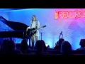 Download Lagu Taylor Swift — Shake It Off (Live at the Nova's Red Room 2015)
