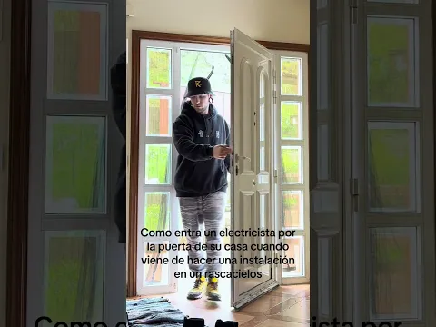 Como entra un electricista por la puerta después de hacer la instalación de un rascacielos