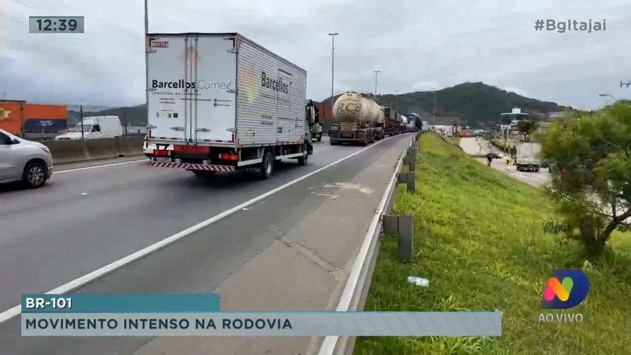 Movimento intenso na BR-101 próximo ao Morro do Boi