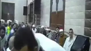 اسمع قصة رجل ضل اغواه الشيطان فذلا دندنها
