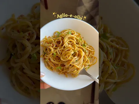 Classic *Aglio-e-olio pasta* recipe 🤌🧑‍🍳 #aglioolio #viralvideo