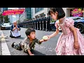 Download Lagu Menina Salva Menino Mendigo da Fome, 18 Anos Depois Ele Volta como CEO Bilionário para Casar