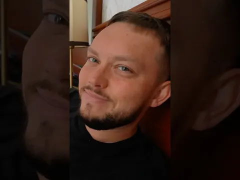 Książulo dostaje telefon z recepcji hotelu i jest w szoku