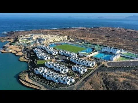Luchtfoto van Club La Santa met de baden, het sportveld en de lagune aan de kust.