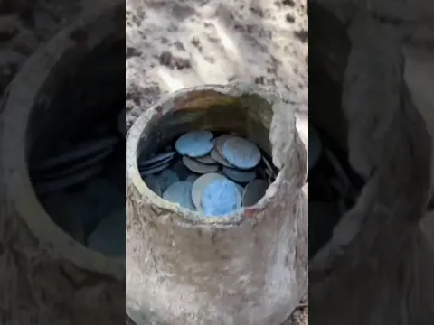 ПОВЕЗЛО НАЙТИ КЛАД РЯДОМ С СЕЛОМ! #находки #клад #коп